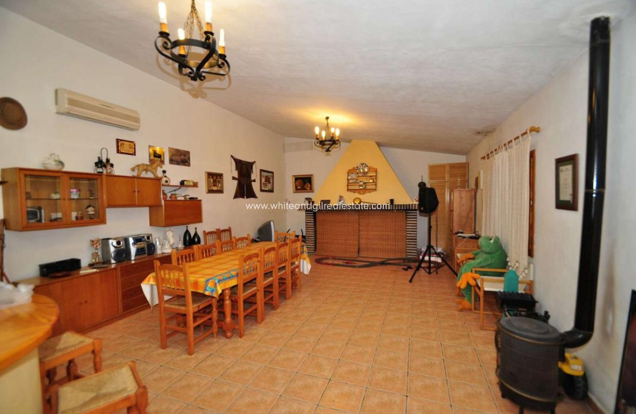 Sale - Villa  - Petrer - Rural location