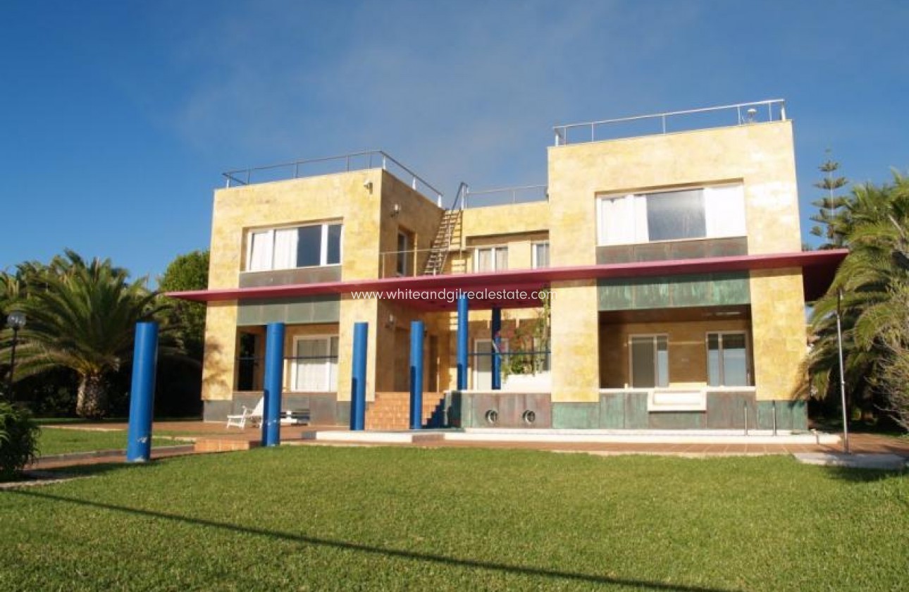 Sale - Villa  - Cabo Roig - Urban location