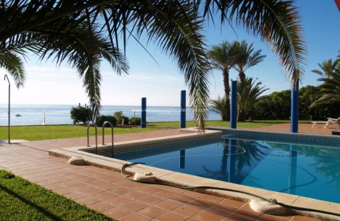 Sale - Villa  - Cabo Roig - Urban location