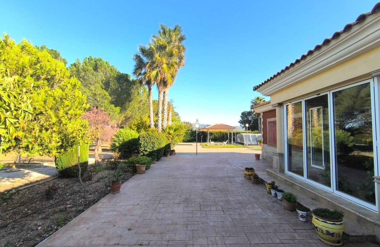 Sale - Villa  - Yecla - Edge of town