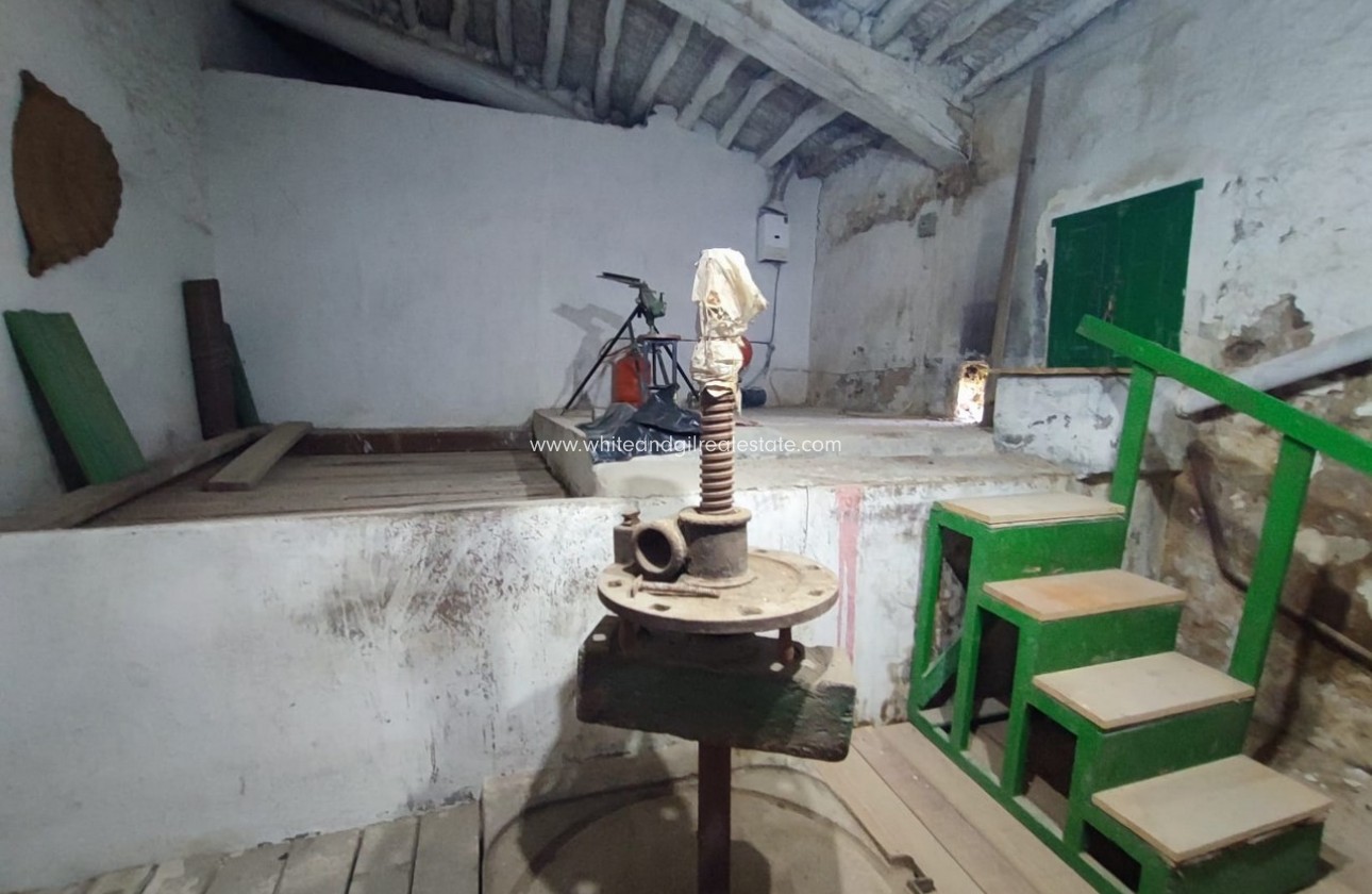 Sale - Country house  - Yecla - Rural location