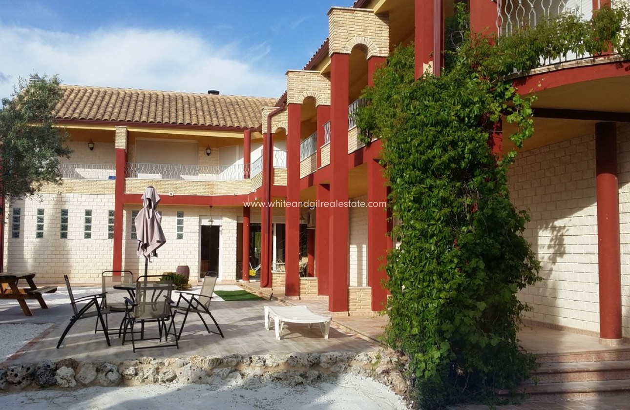 Sale - Country house  - Yecla