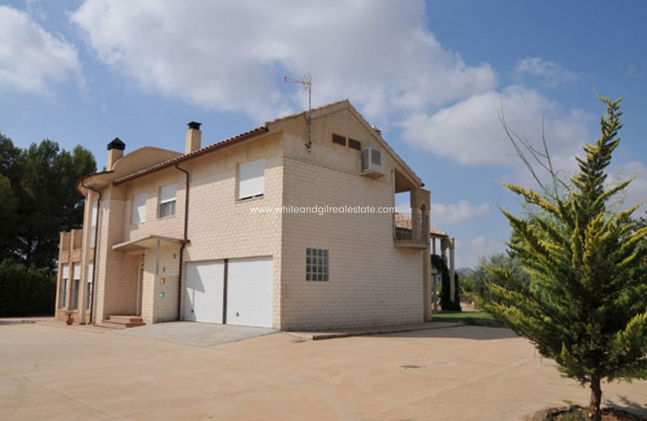 Sale - Country house  - Yecla