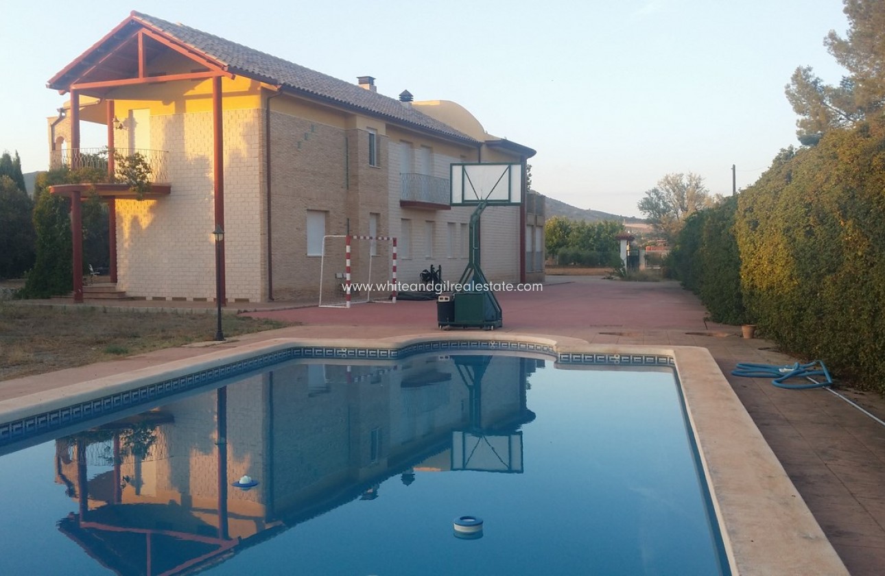 Sale - Country house  - Yecla