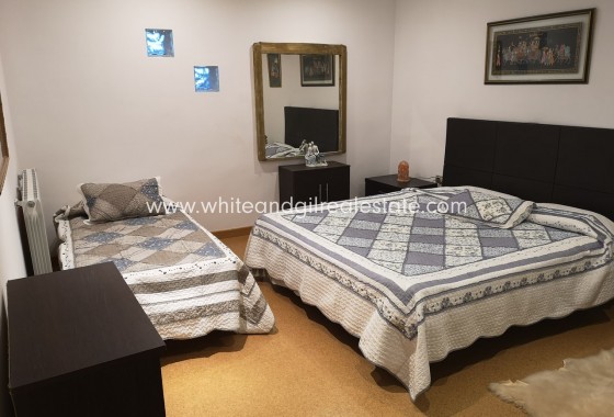 Sale - Country house  - Yecla