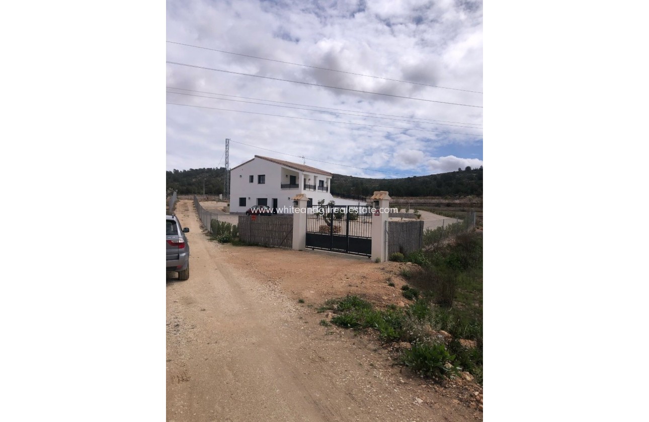 Sale - Villa  - Pinoso - Rural location