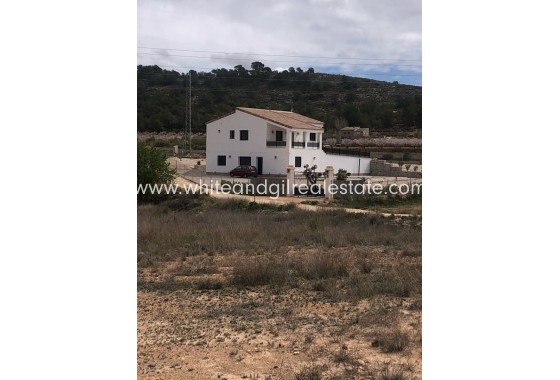 Sale - Villa  - Pinoso - Rural location